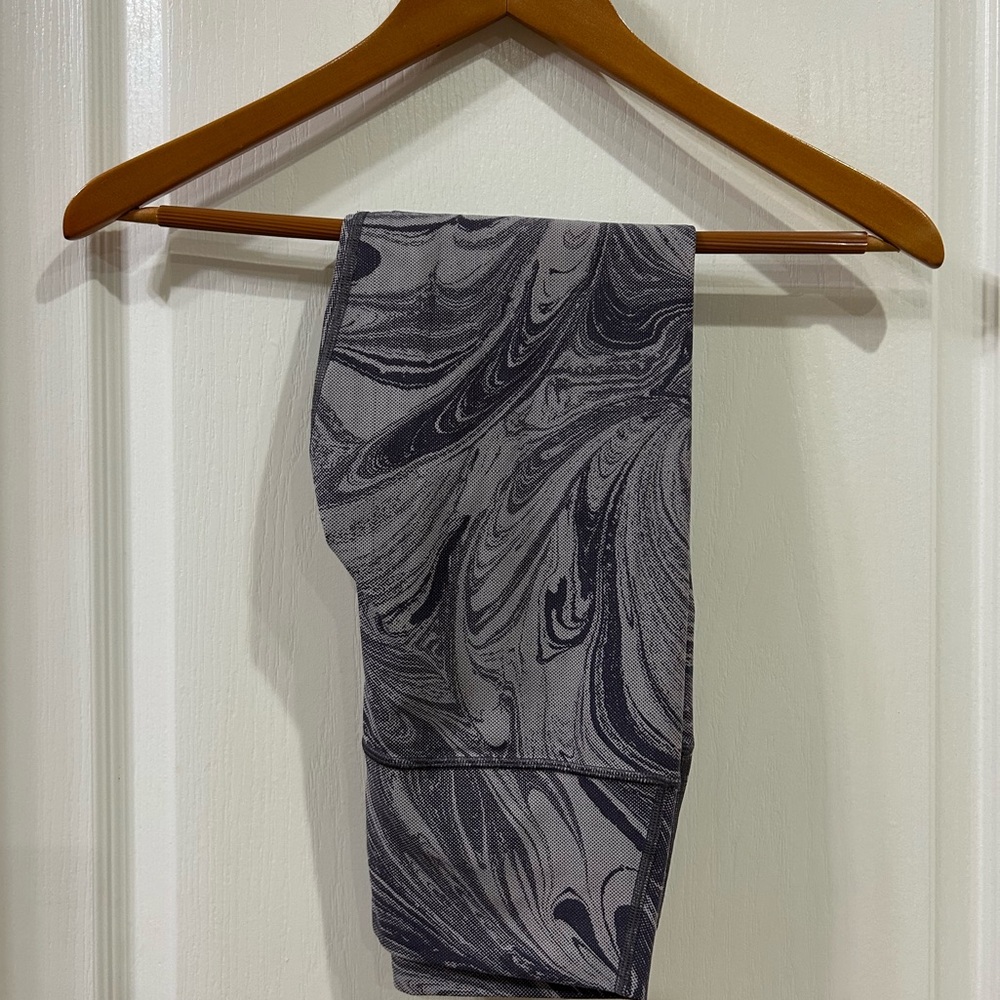 ATHLETA Transecend 7/8 Marble Violet purple swirl Medium leggings